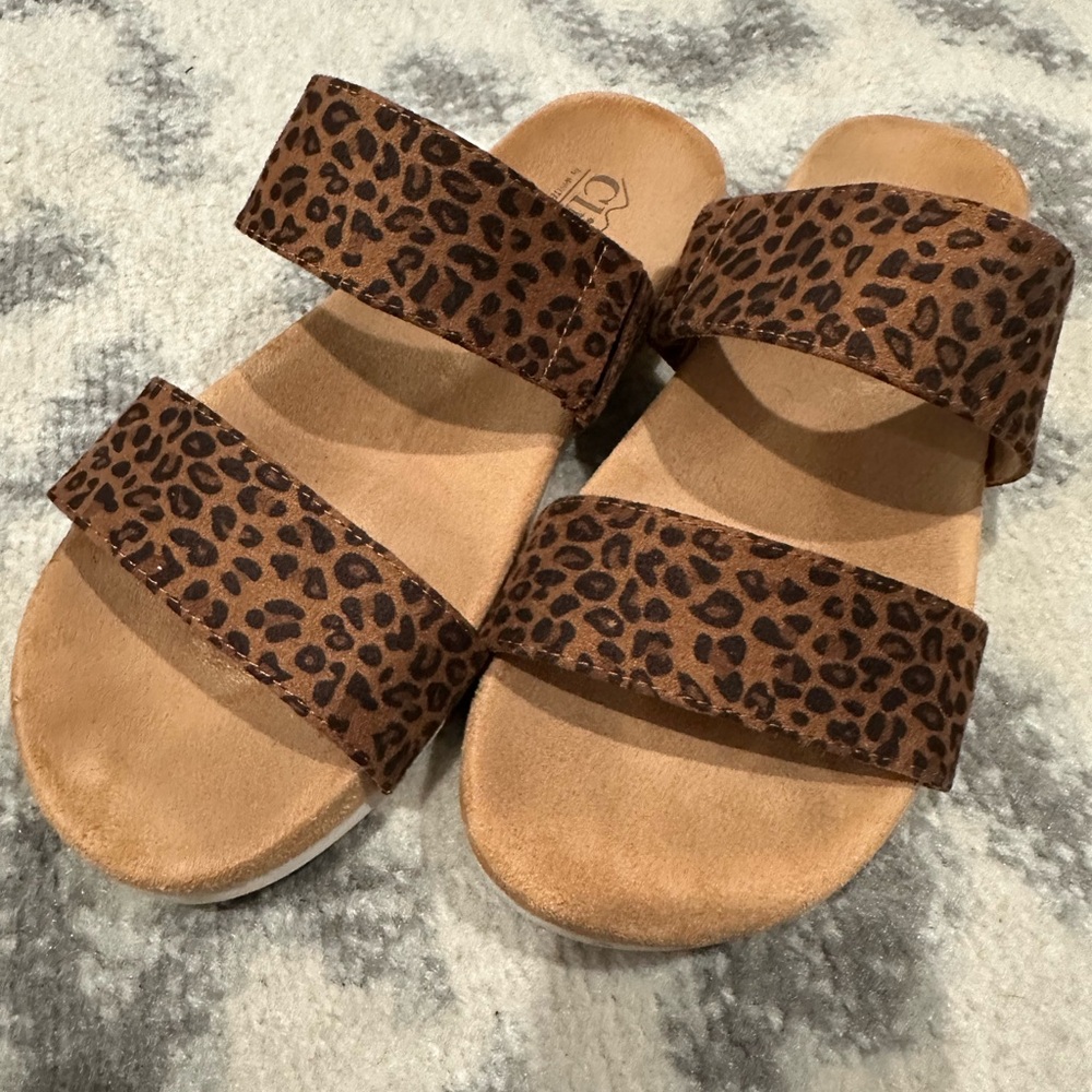 Cliffs by WHITE MOUNTAIN Brown Sandals with Animal Print